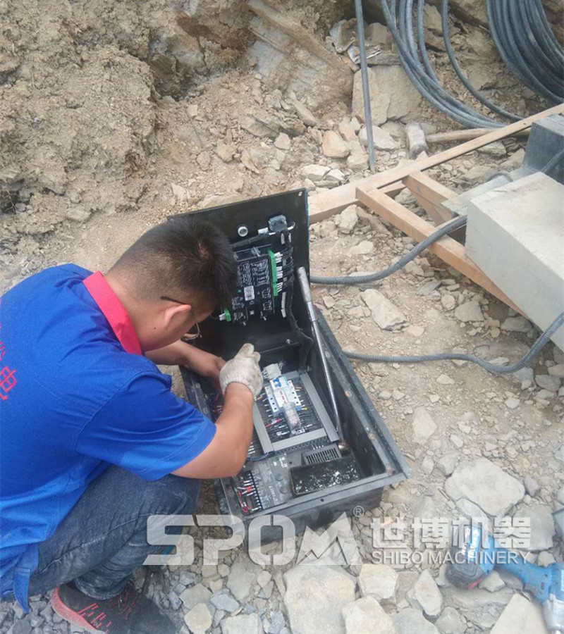 移動(dòng)破碎機安裝工地工人