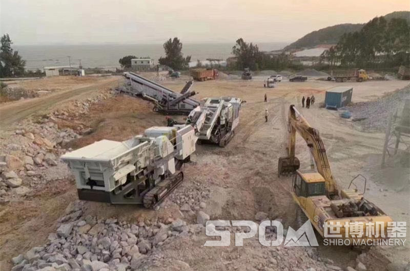 履帶移動(dòng)破碎機破碎礦石現場(chǎng)圖