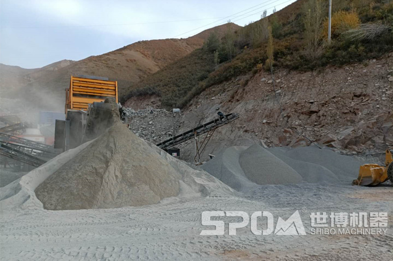 機制砂生產(chǎn)現場(chǎng)機制砂料堆