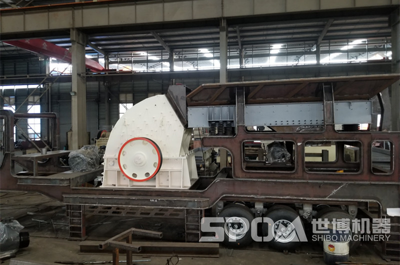 移動(dòng)重錘破碎機組裝中