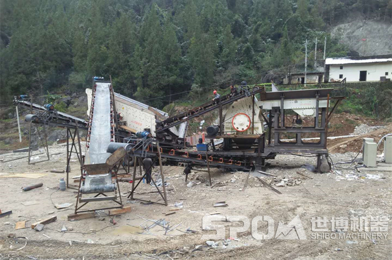 1615型號移動(dòng)破石機現場(chǎng)圖