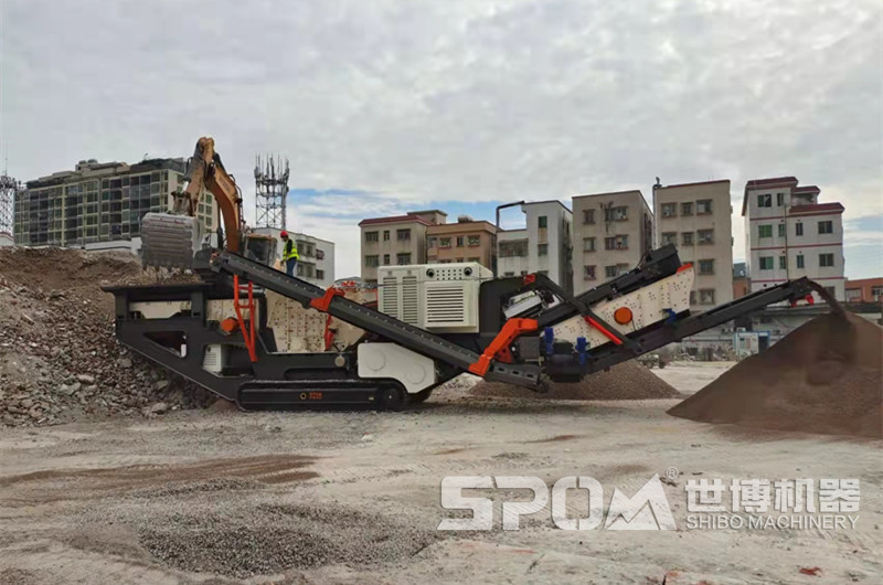 履帶式移動(dòng)破碎站處理建筑工地垃圾現場(chǎng)圖