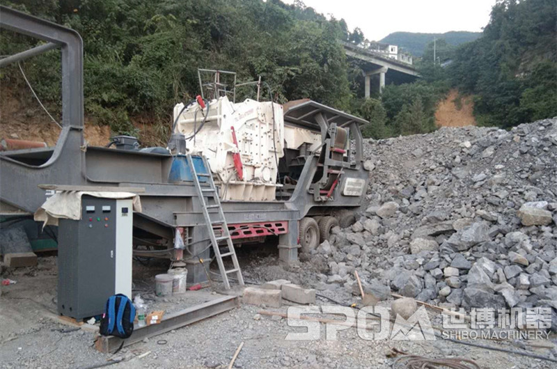 輪胎式車(chē)載移動(dòng)破碎機現場(chǎng)圖