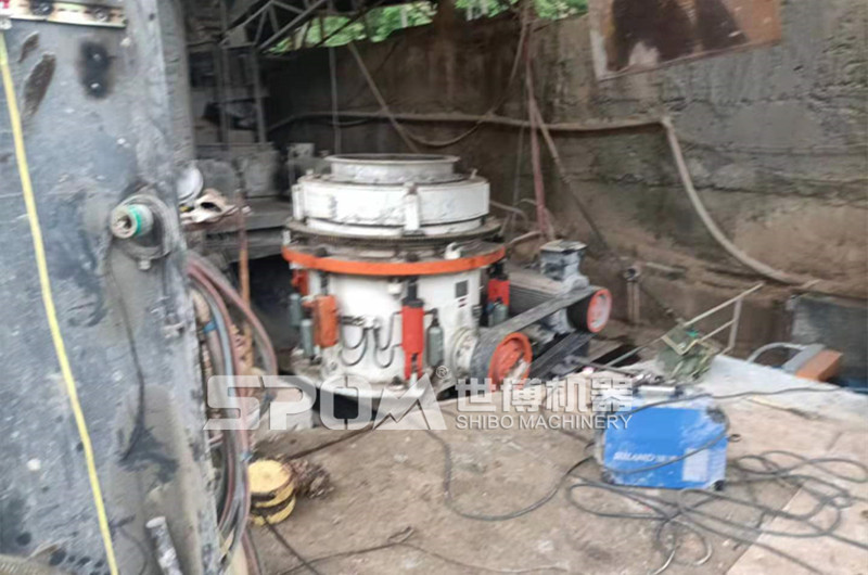 時(shí)產(chǎn)400噸圓錐破碎機破碎現場(chǎng)圖