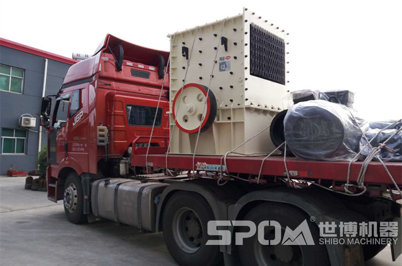 河南世博方箱式破碎機裝車(chē)發(fā)貨