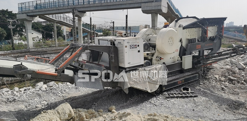 移動(dòng)破碎站破碎混凝土現場(chǎng)