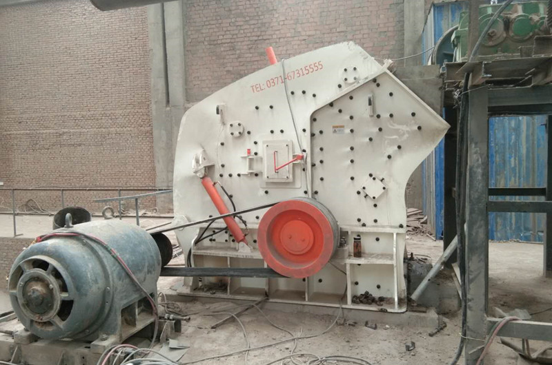 反擊破碎機破碎凝灰巖現場(chǎng)