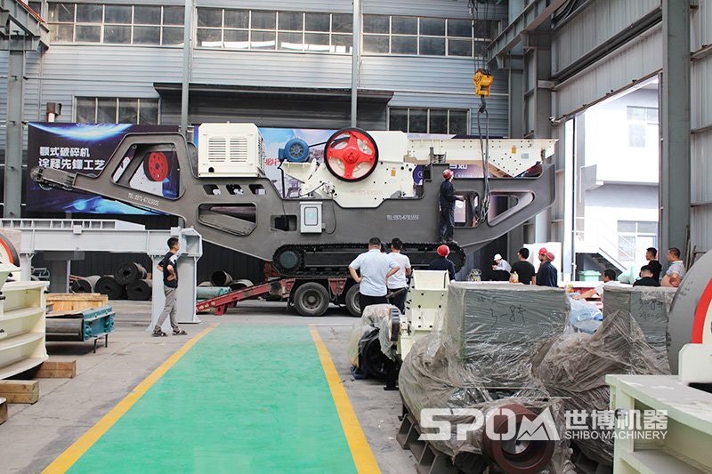 履帶式粗破移動(dòng)破碎站廠(chǎng)房圖片