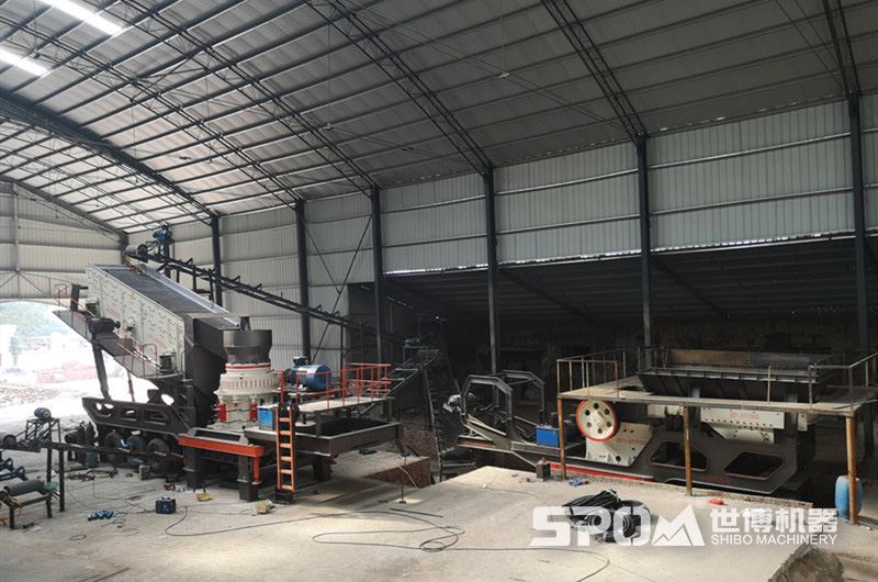 移動(dòng)圓錐破碎機安裝現場(chǎng)