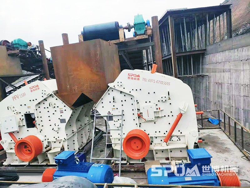 反擊式破碎機現場(chǎng)