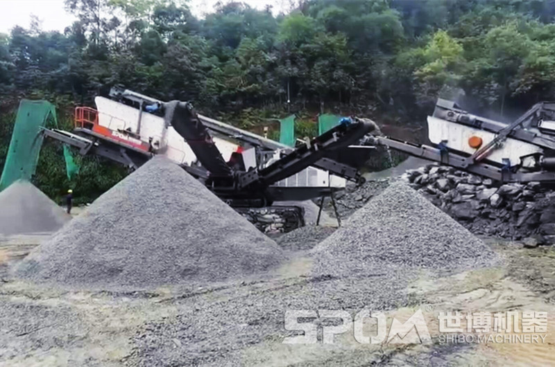 車(chē)載式移動(dòng)破碎站破碎混凝土骨料現場(chǎng)圖