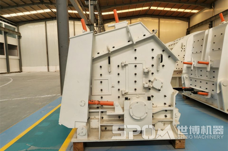 世博歐版三腔反擊式破碎機車(chē)間圖片