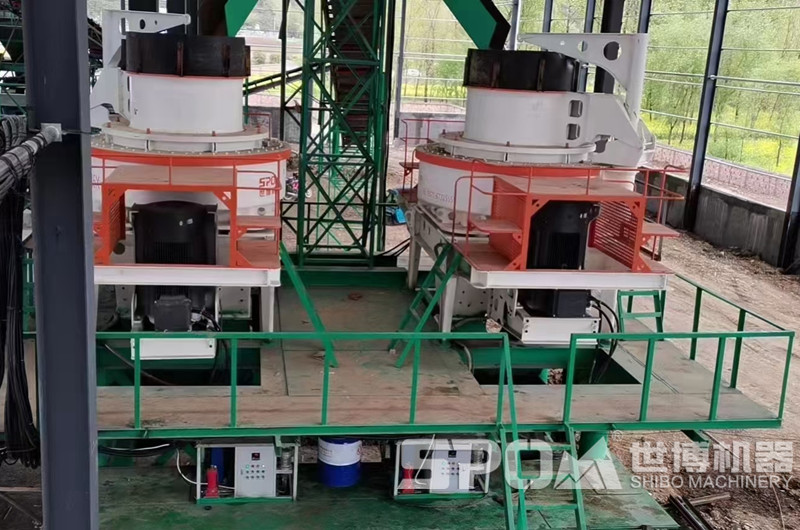 廣東客戶(hù)現場(chǎng)，兩臺制砂機同時(shí)生產(chǎn)