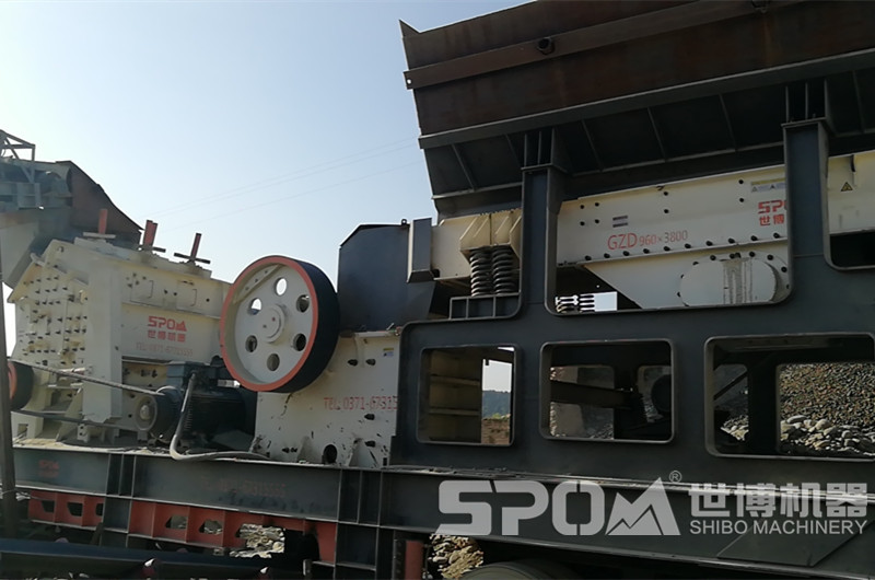 GZD喂料機安裝在移動(dòng)破碎站上應用
