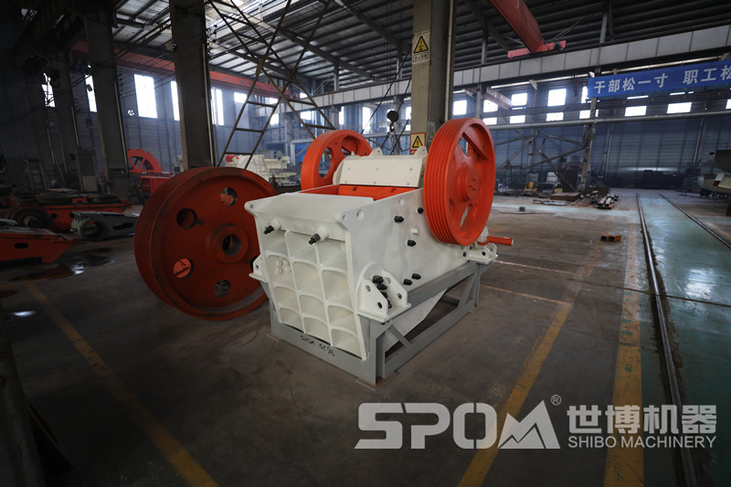 世博顎式破碎機生產(chǎn)車(chē)間