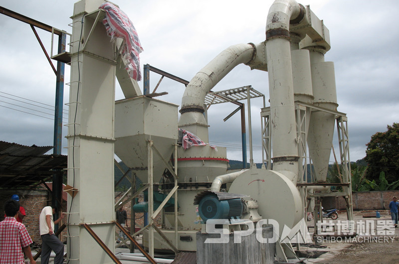 高嶺土磨粉現場(chǎng)