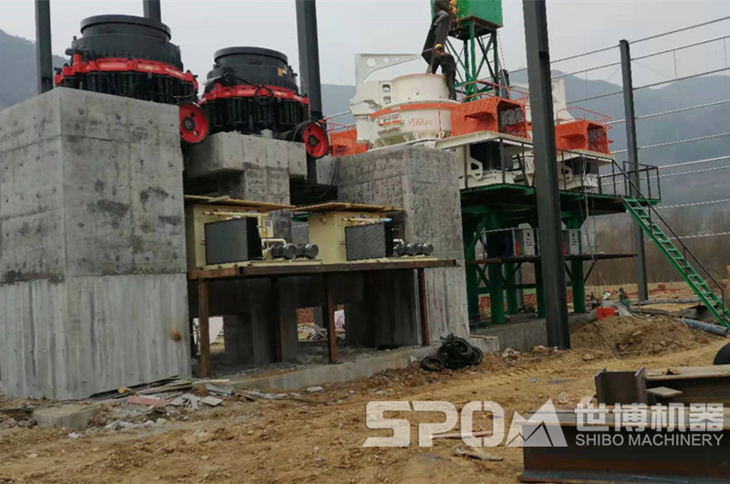 鵝卵石加工現場(chǎng)，圓錐破碎機和制砂機