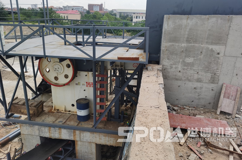 小型石子破碎機現場(chǎng)圖，家庭用小顎破